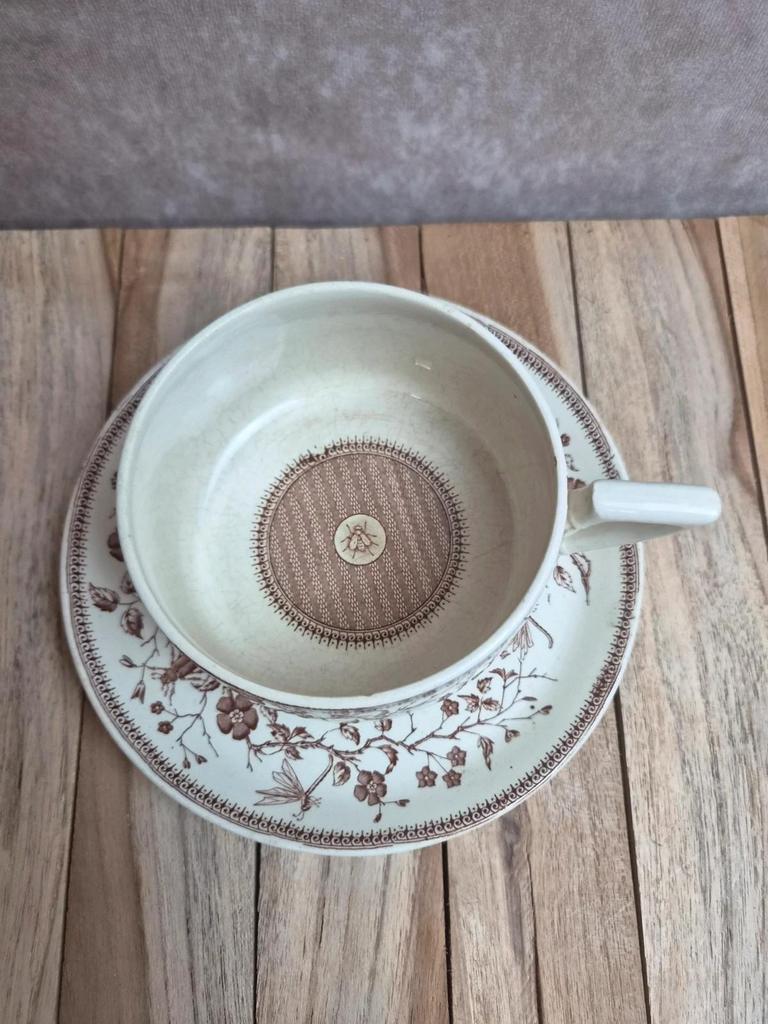 Ancienne tasse à chocolat Sarreguemines – décor abeille – fin Xixe