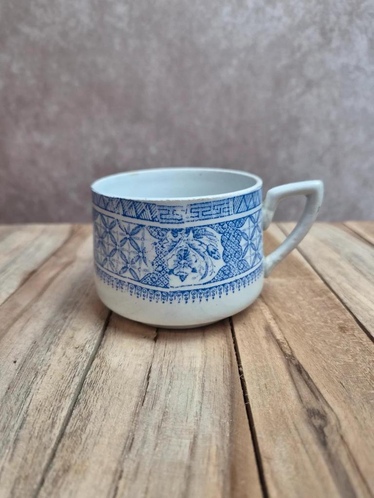 Ancienne tasse à café Terre de Fer bleue – attribuée au modèle Dentelle de Lunéville