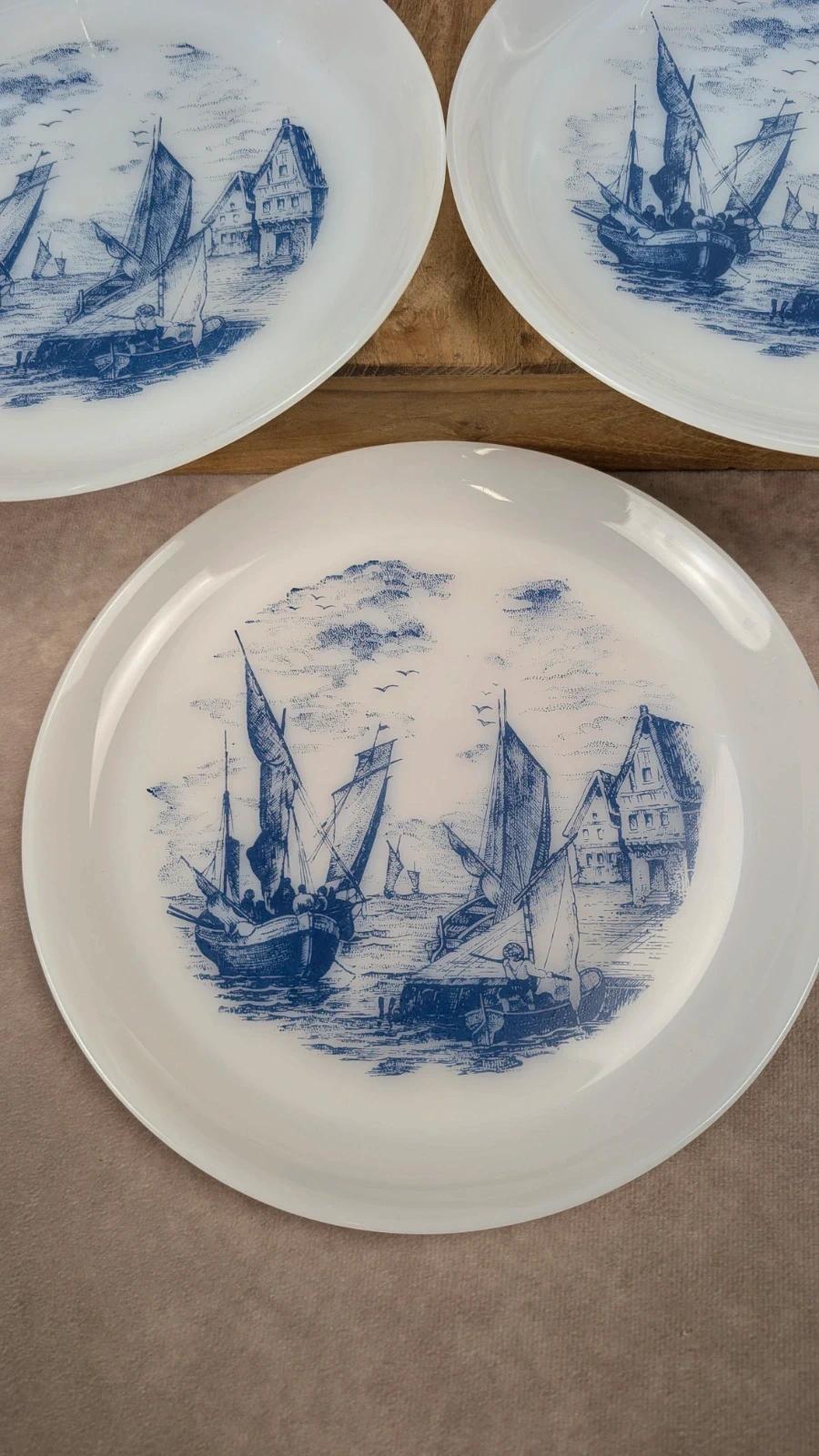 Charmant lot de 5 assiettes Arcopal décor “bateaux” bleu