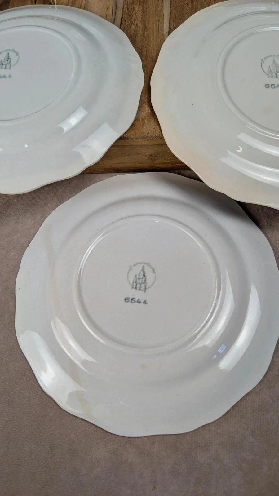Charmant lot de 5 assiettes plates anciennes L’amandinoise – modèle Auvergne