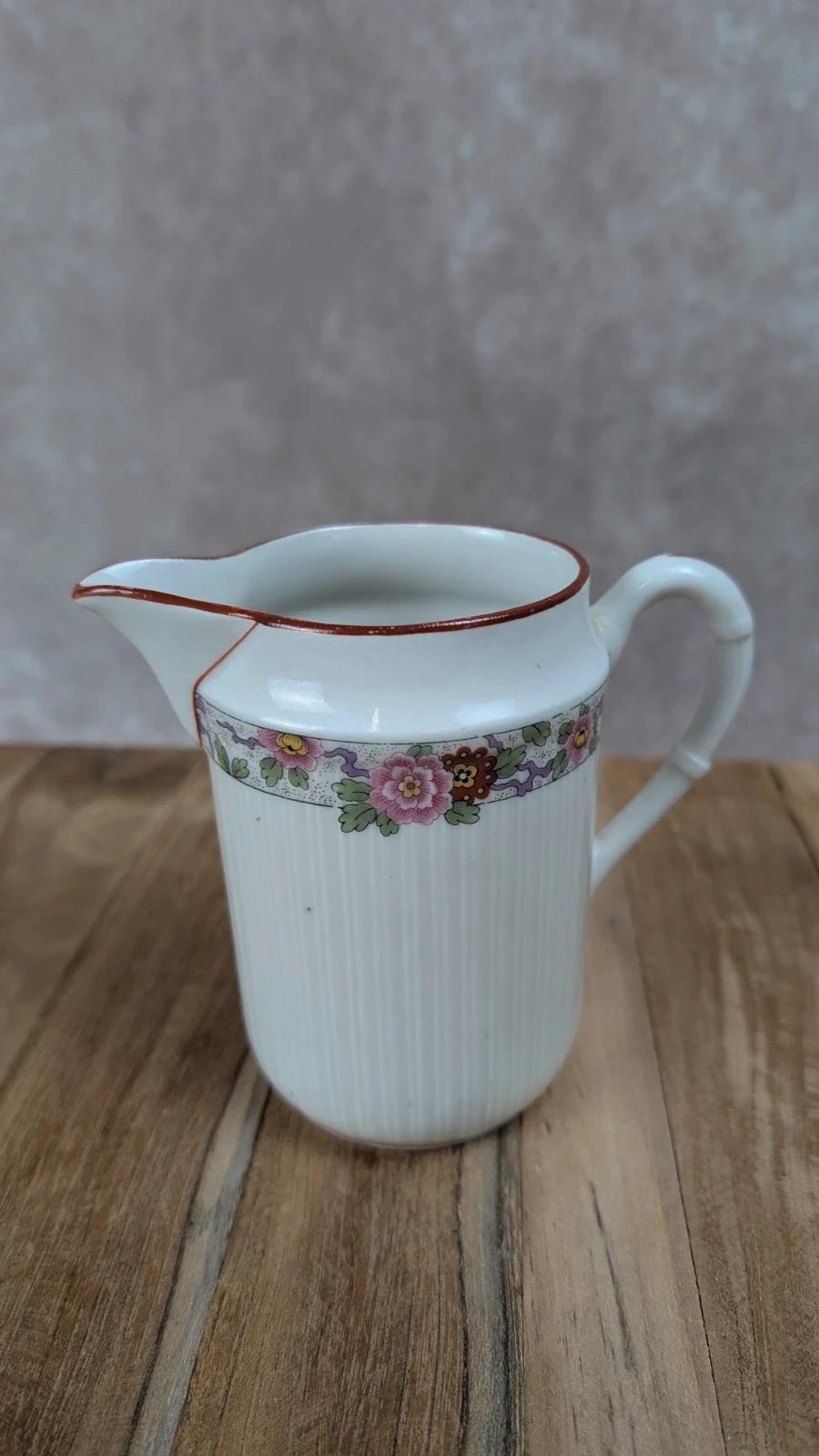 Charmant service à thé ancien fleuri en porcelaine fine