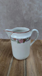 Charmant service à thé ancien fleuri en porcelaine fine