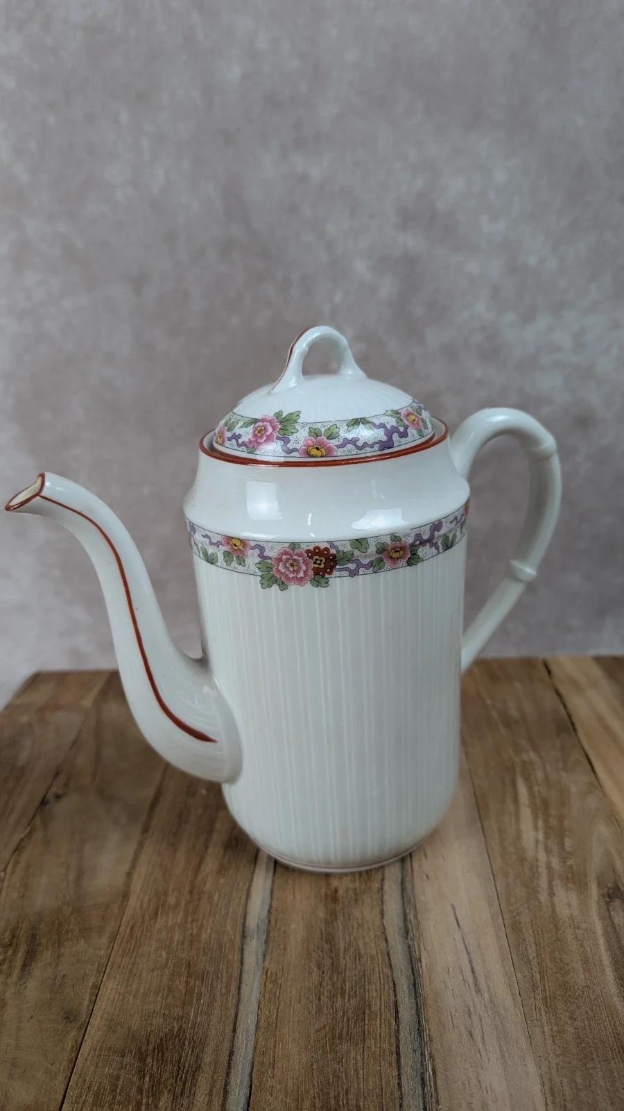 Charmant service à thé ancien fleuri en porcelaine fine