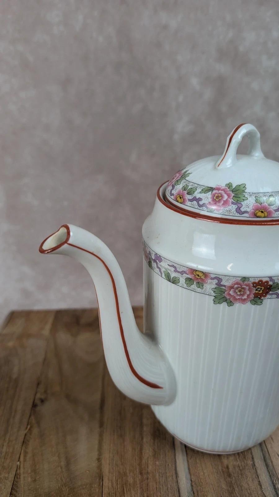 Charmant service à thé ancien fleuri en porcelaine fine