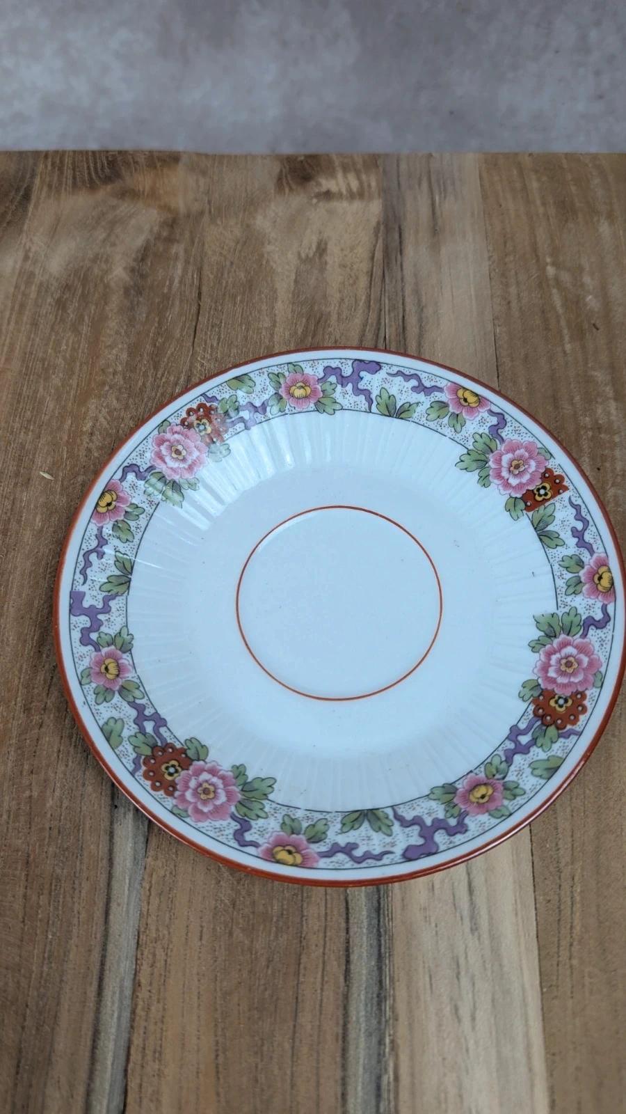 Charmant service à thé ancien fleuri en porcelaine fine