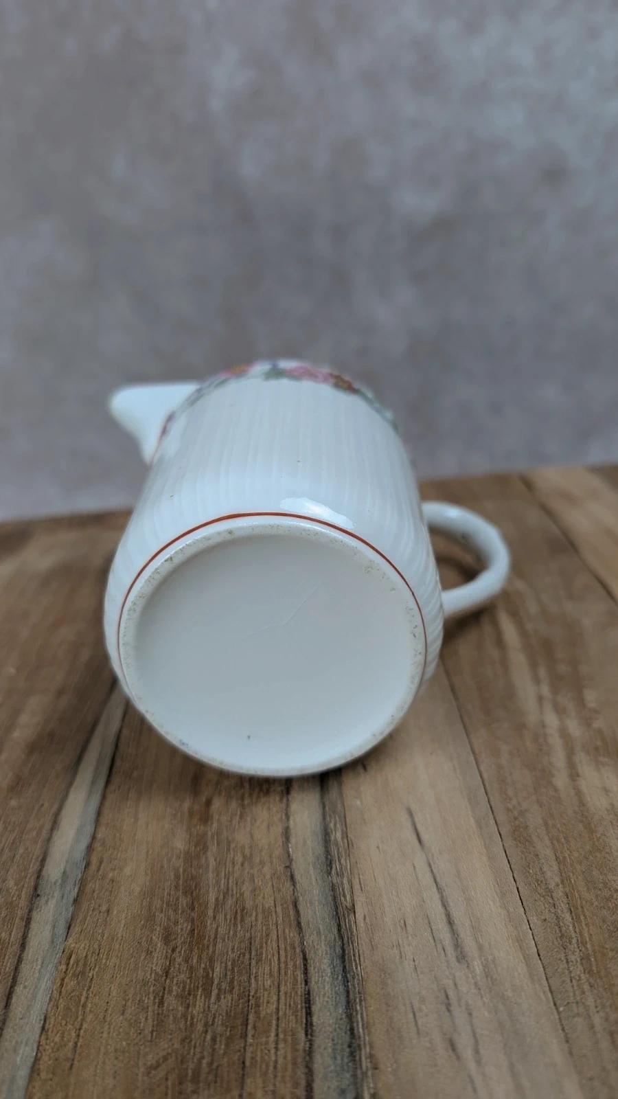 Charmant service à thé ancien fleuri en porcelaine fine