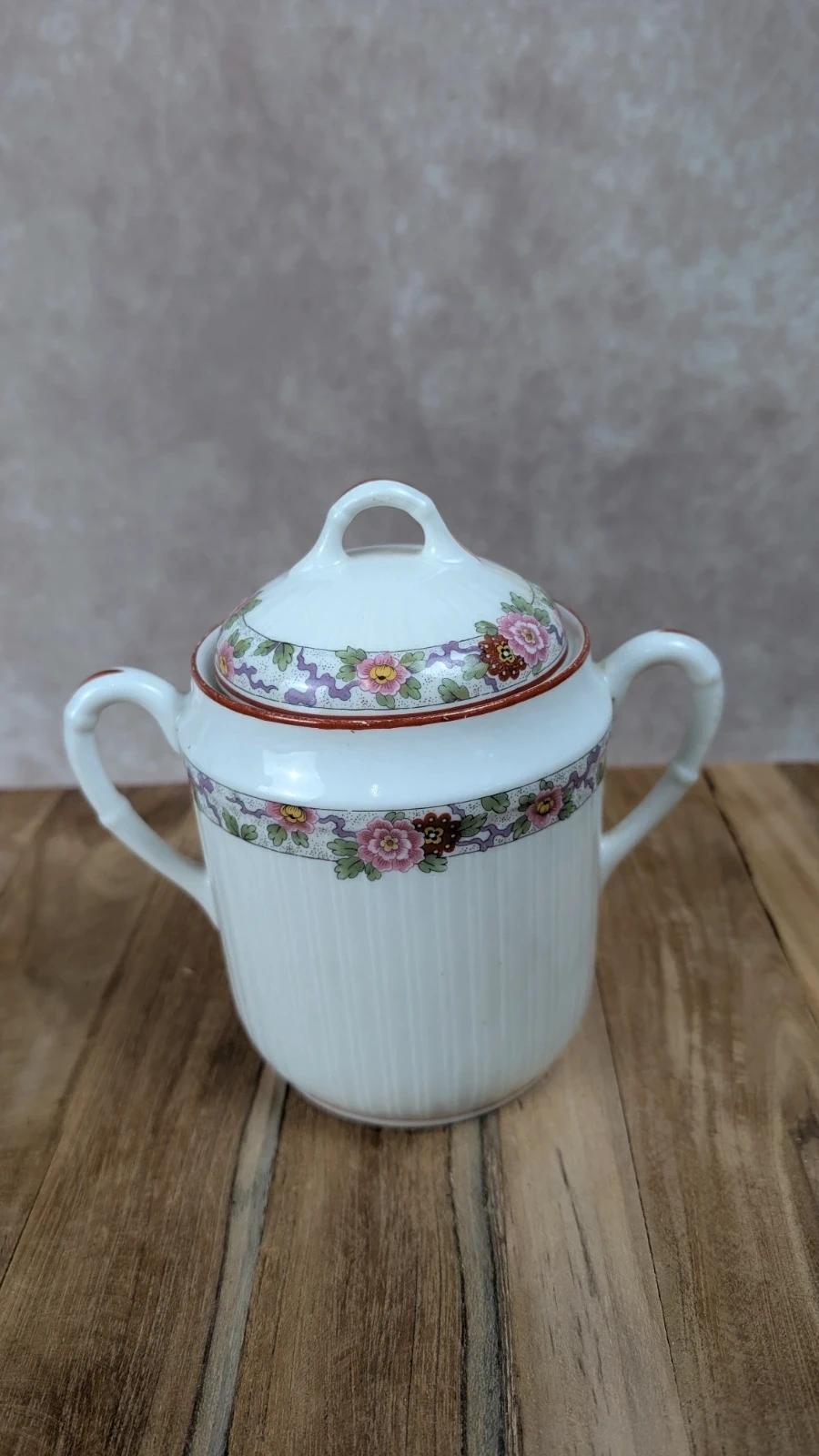 Charmant service à thé ancien fleuri en porcelaine fine