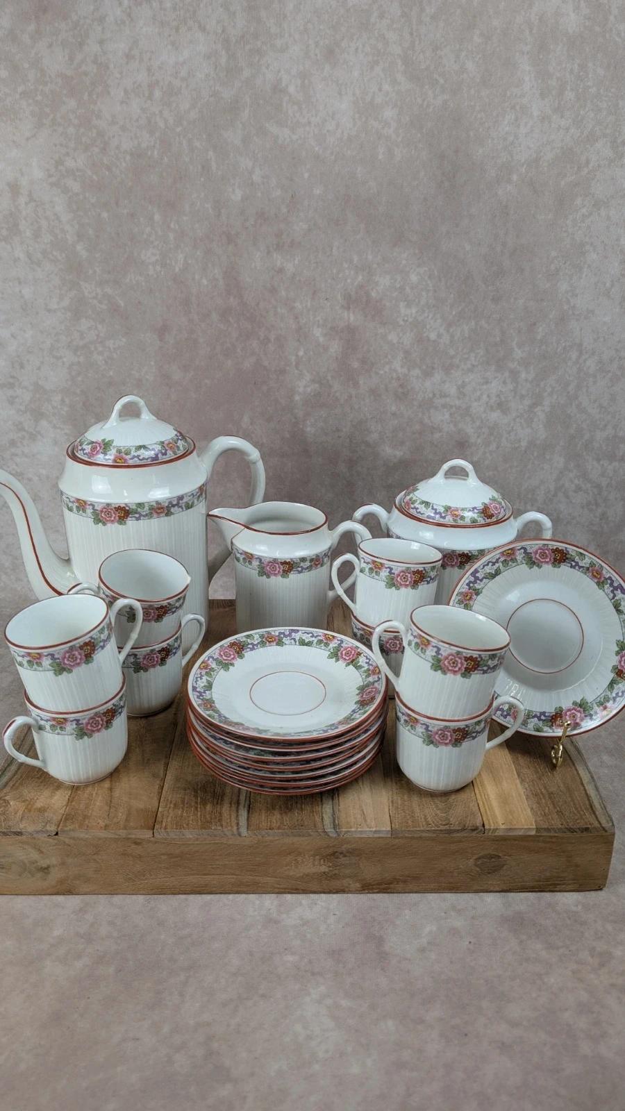 Charmant service à thé ancien fleuri en porcelaine fine