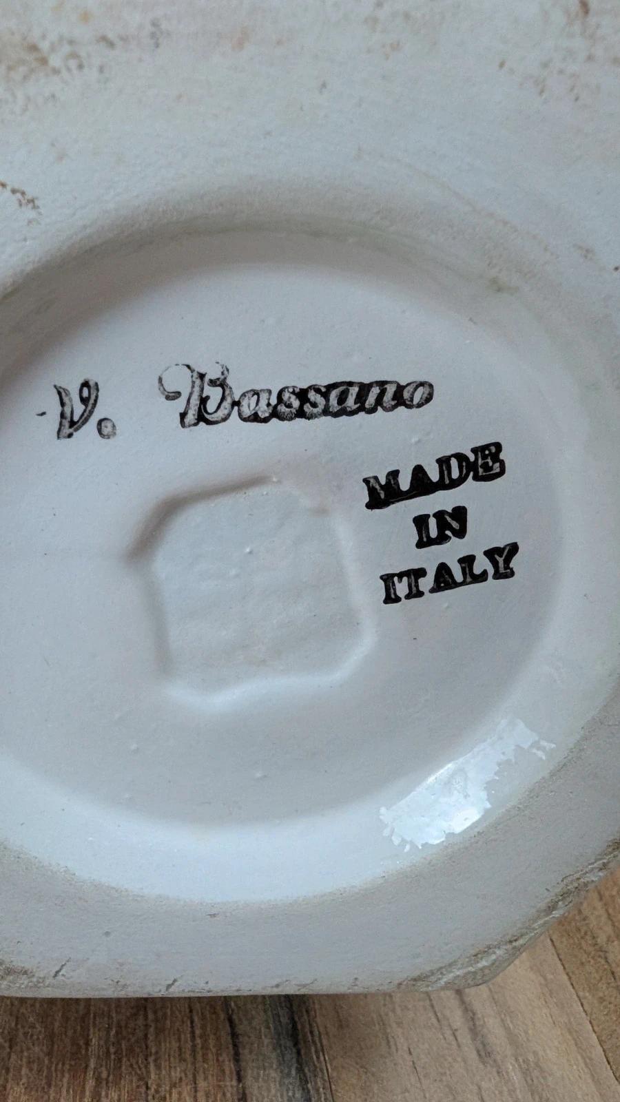 Charmant vase ancien V. Bassano – faïence italienne peinte à la main