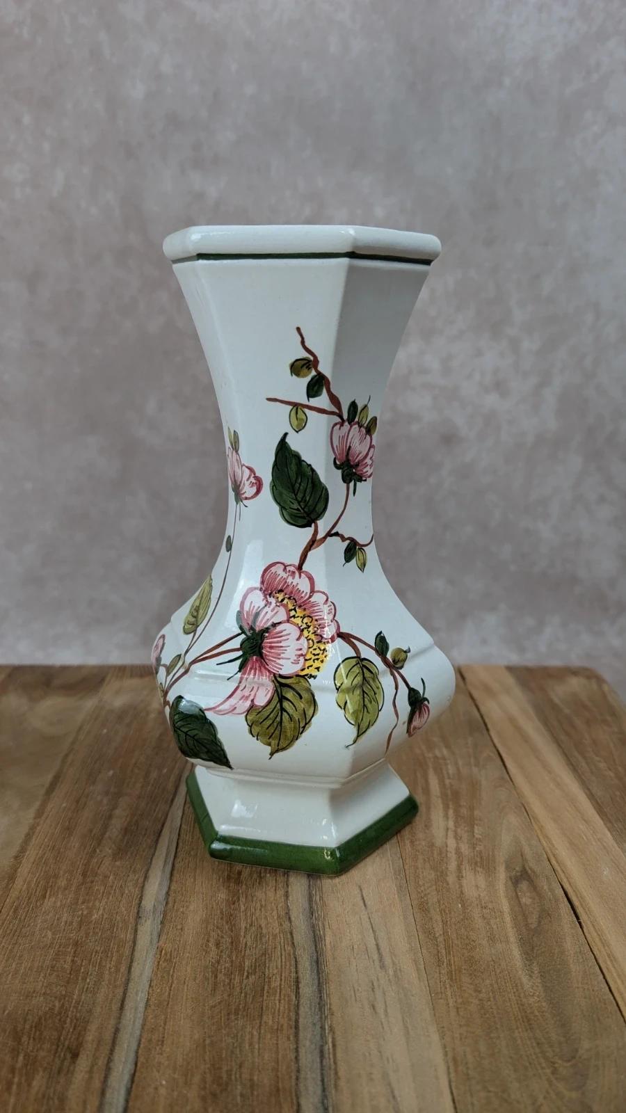 Charmant vase ancien V. Bassano – faïence italienne peinte à la main