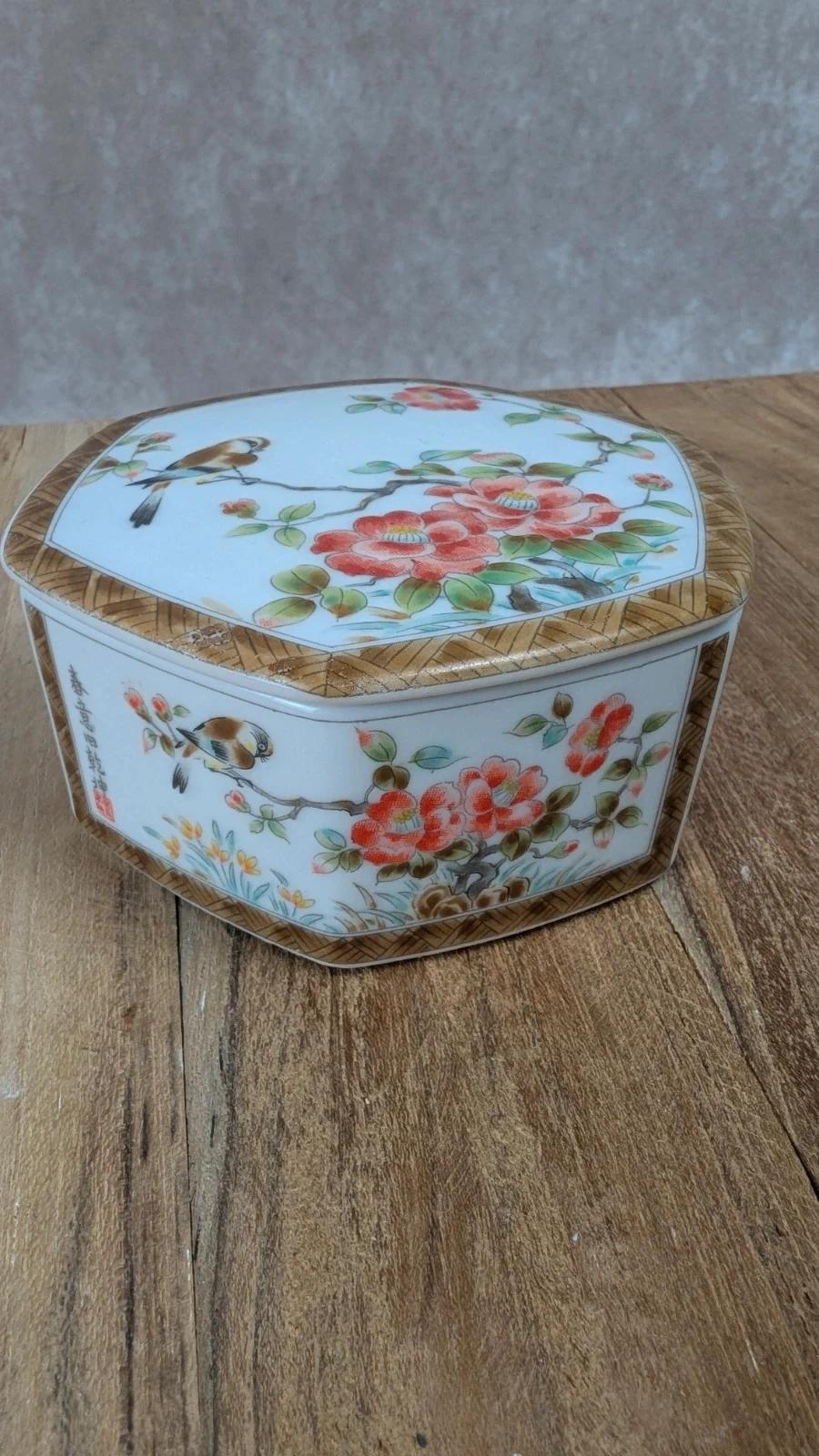 Charmante boîte japonaise hexagonale en porcelaine