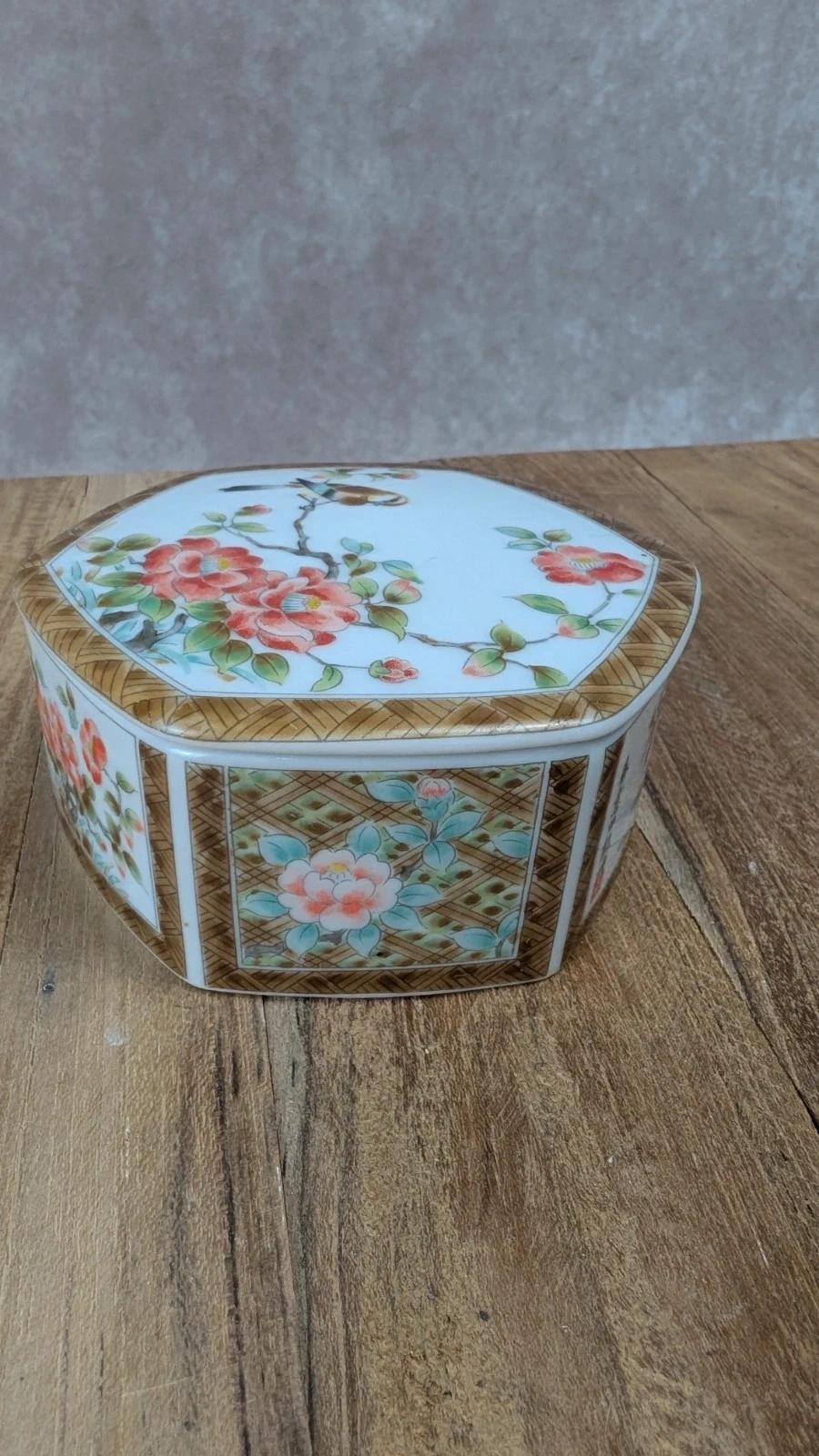 Charmante boîte japonaise hexagonale en porcelaine