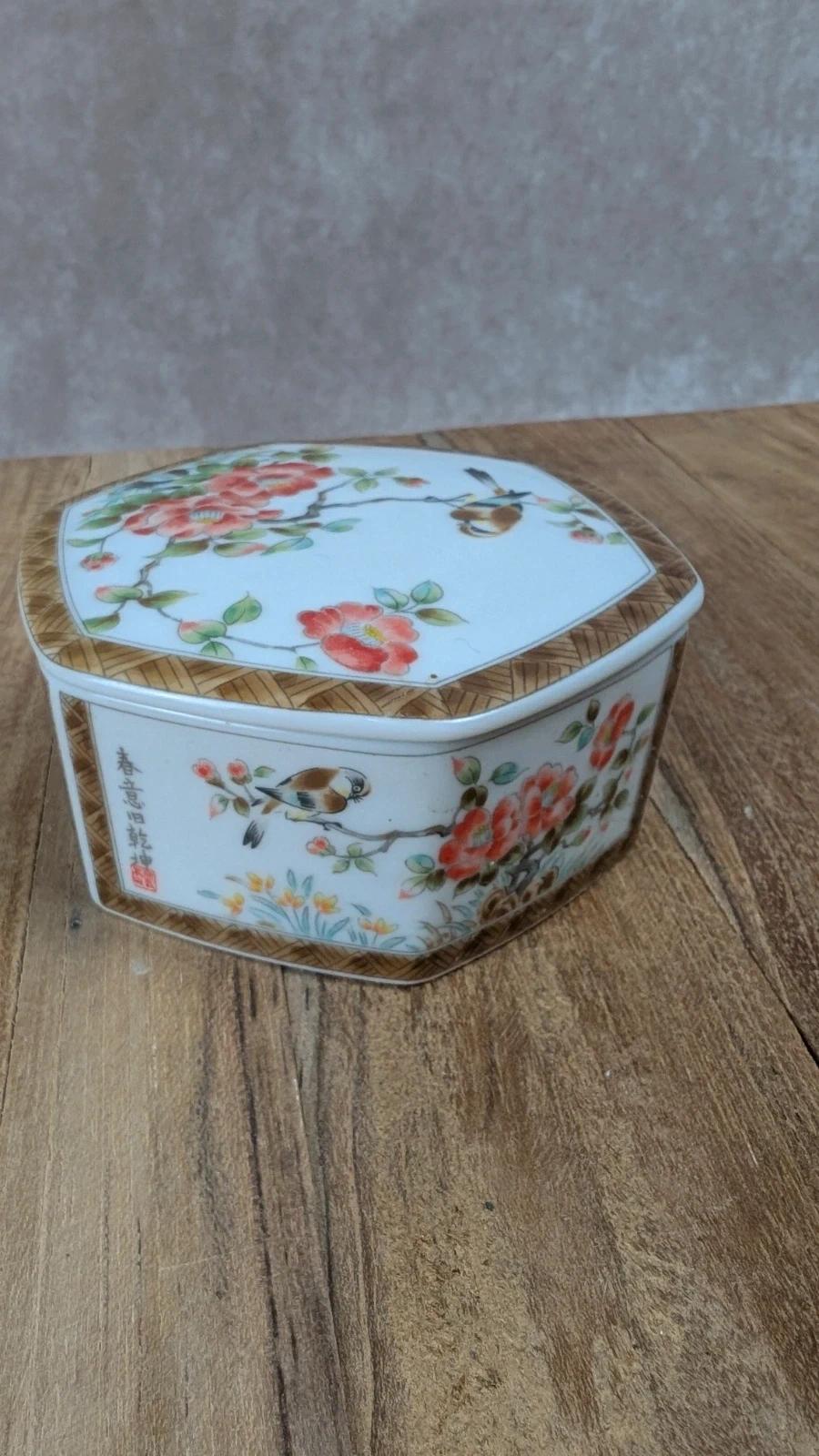 Charmante boîte japonaise hexagonale en porcelaine