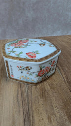 Charmante boîte japonaise hexagonale en porcelaine