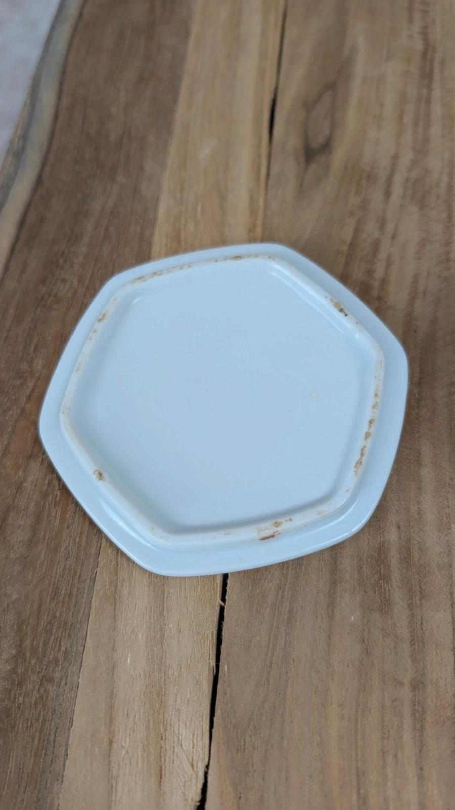 Charmante boîte japonaise hexagonale en porcelaine