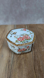 Charmante boîte japonaise hexagonale en porcelaine
