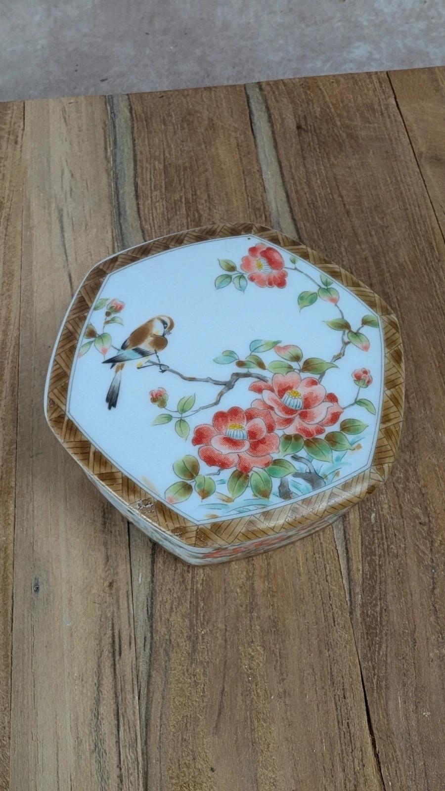 Charmante boîte japonaise hexagonale en porcelaine