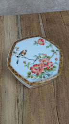 Charmante boîte japonaise hexagonale en porcelaine