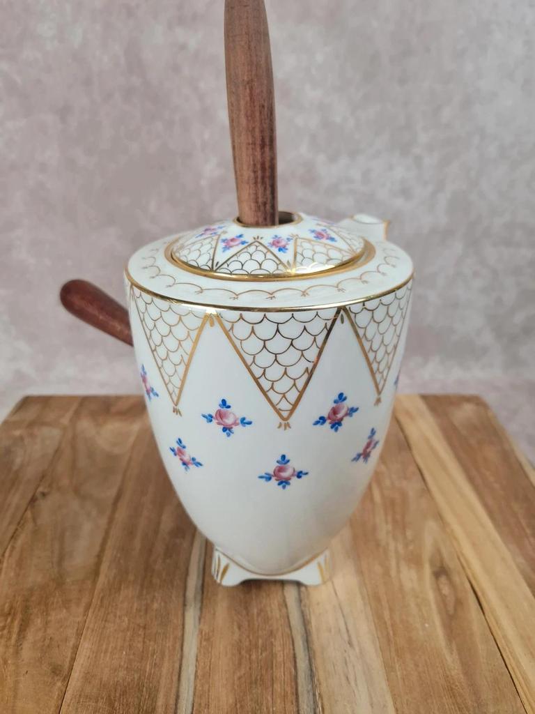 Chocolatière ancienne en porcelaine signée Qailles
