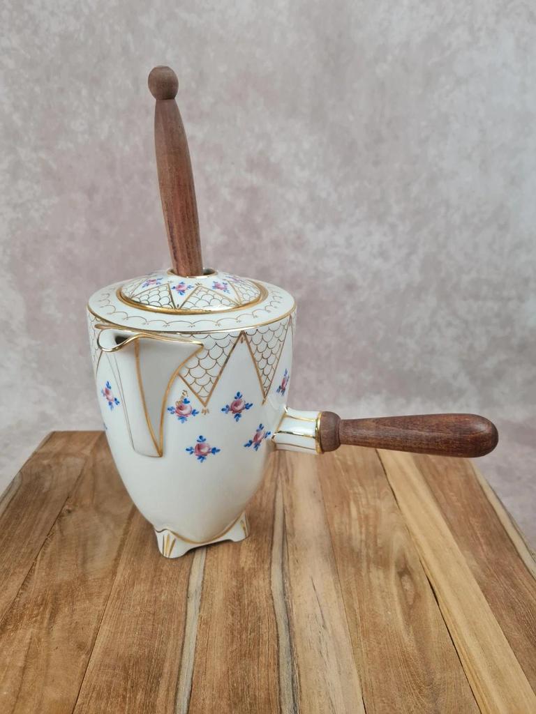 Chocolatière ancienne en porcelaine signée Qailles