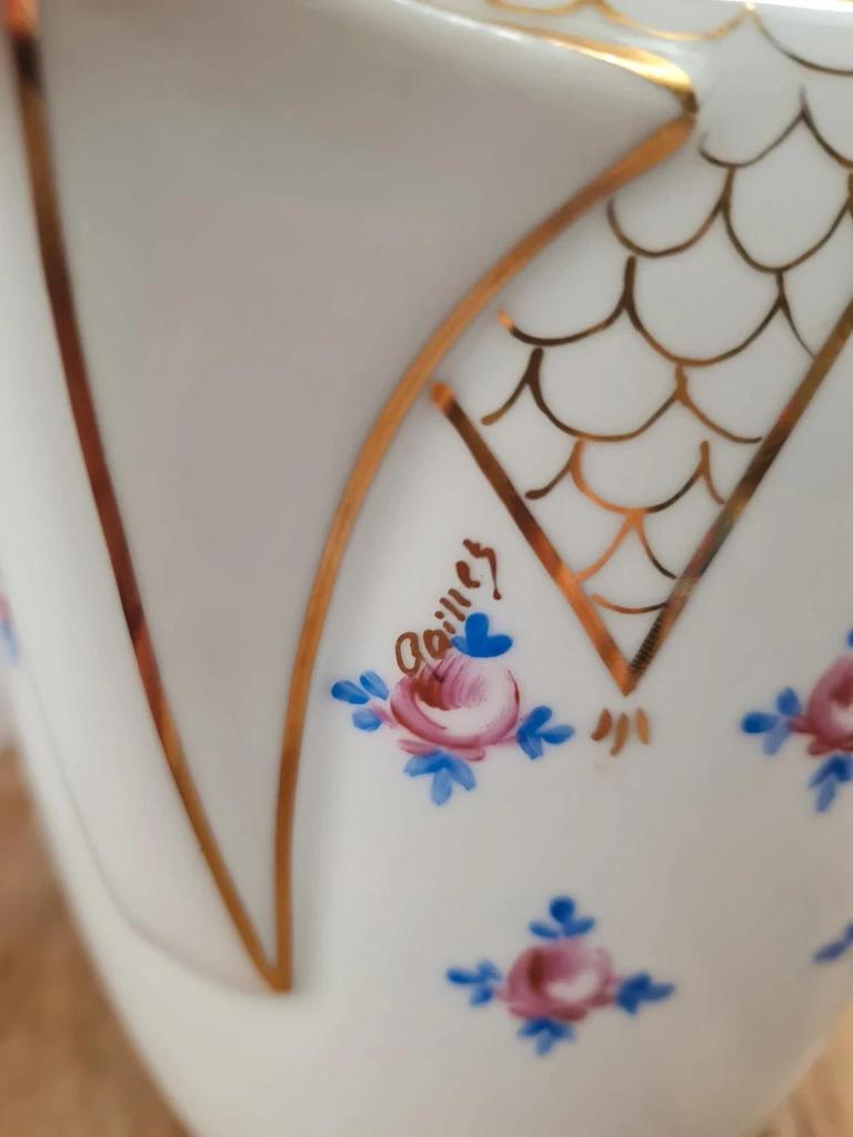 Chocolatière ancienne en porcelaine signée Qailles