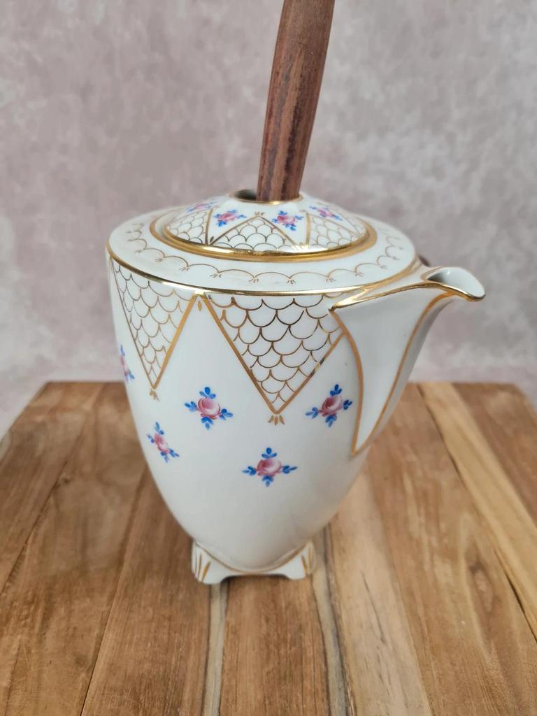 Chocolatière ancienne en porcelaine signée Qailles