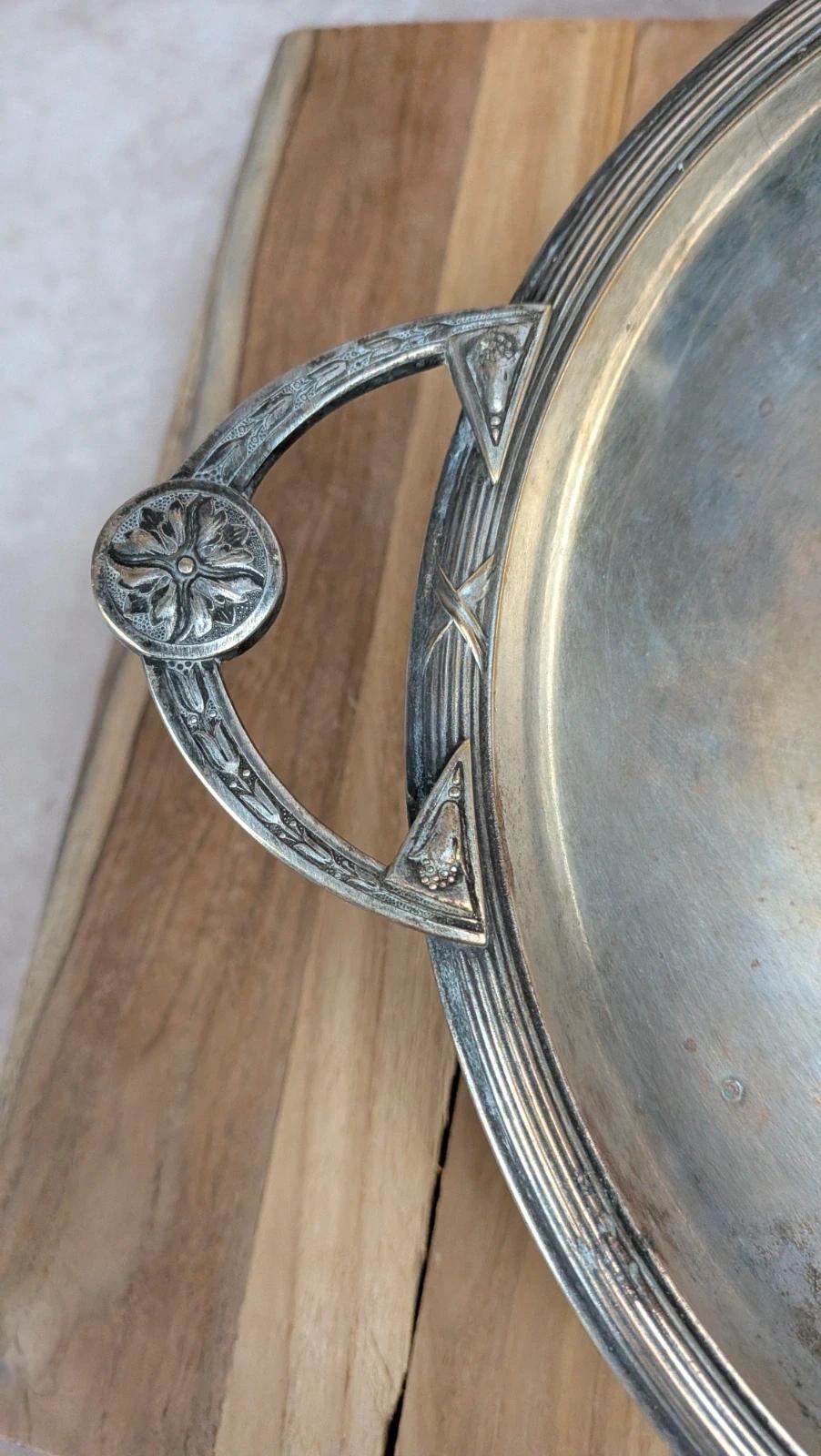 Coupe ancienne en métal argenté poinçonné – décor floral & anses travaillées
