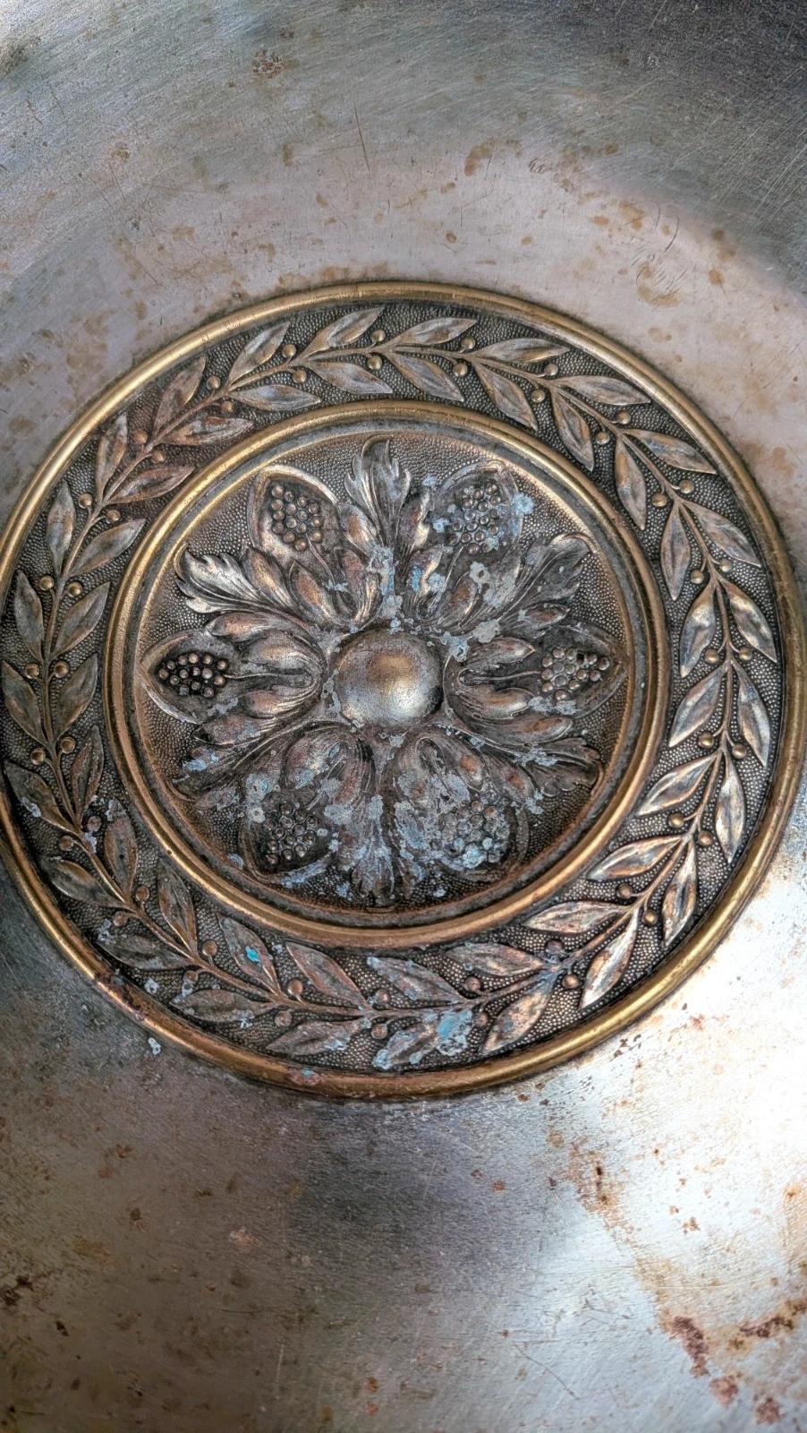 Coupe ancienne en métal argenté poinçonné – décor floral & anses travaillées