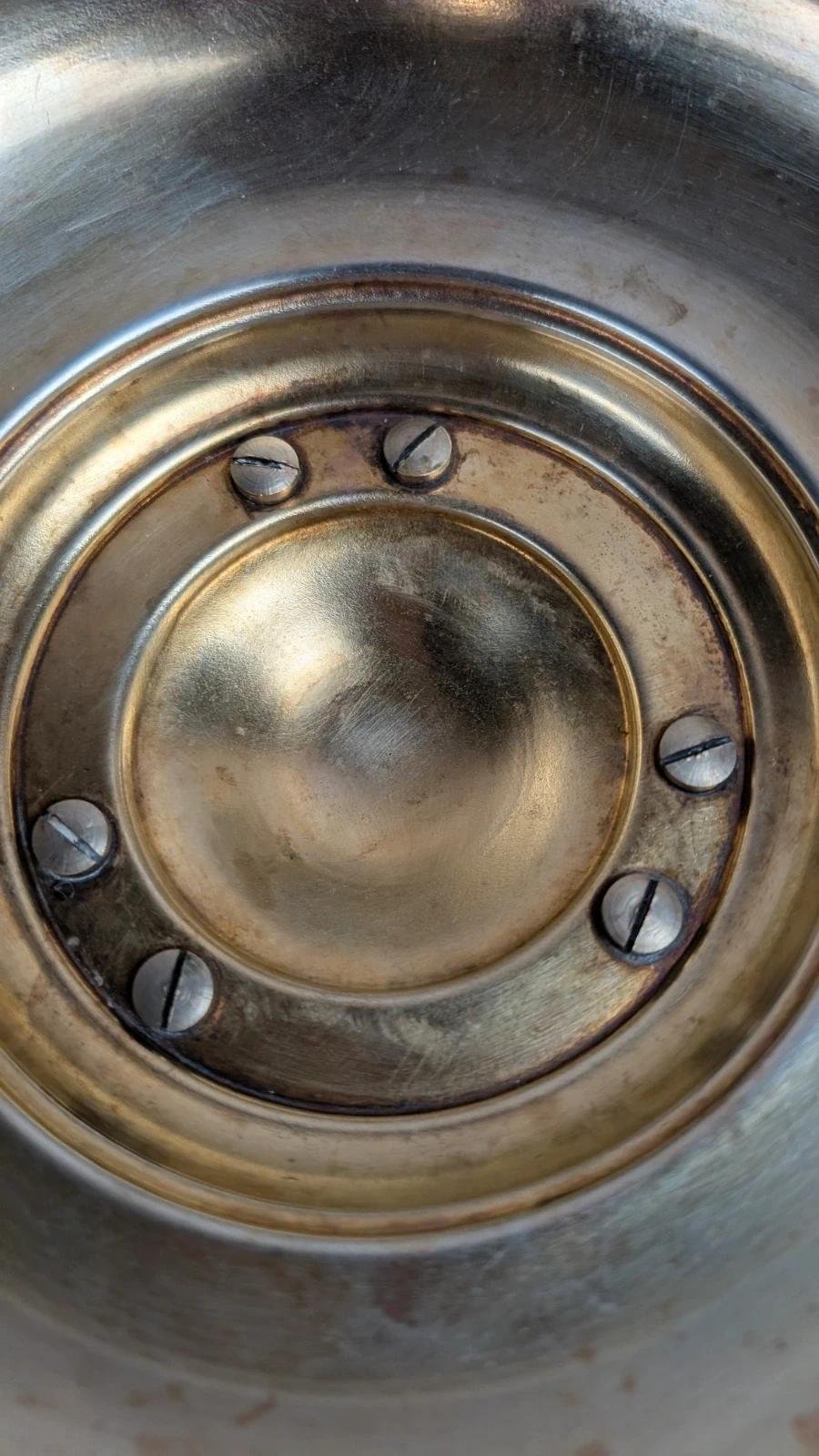 Coupe sur pied en métal argenté – décor floral Empire