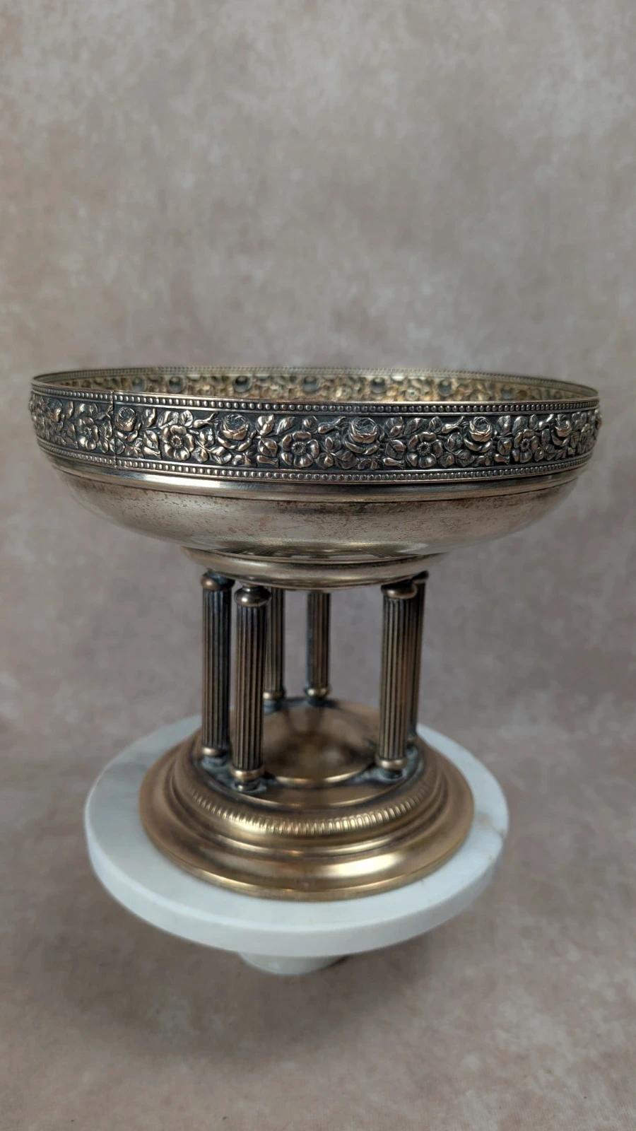 Coupe sur pied en métal argenté – décor floral Empire