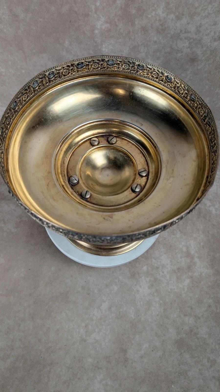 Coupe sur pied en métal argenté – décor floral Empire