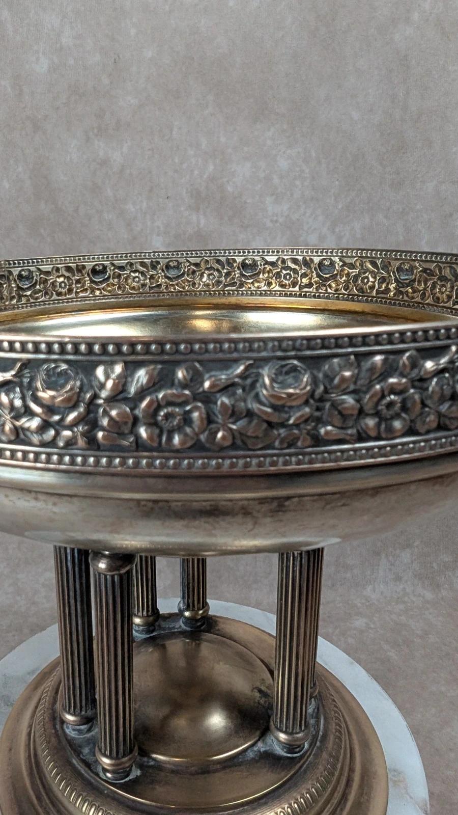 Coupe sur pied en métal argenté – décor floral Empire