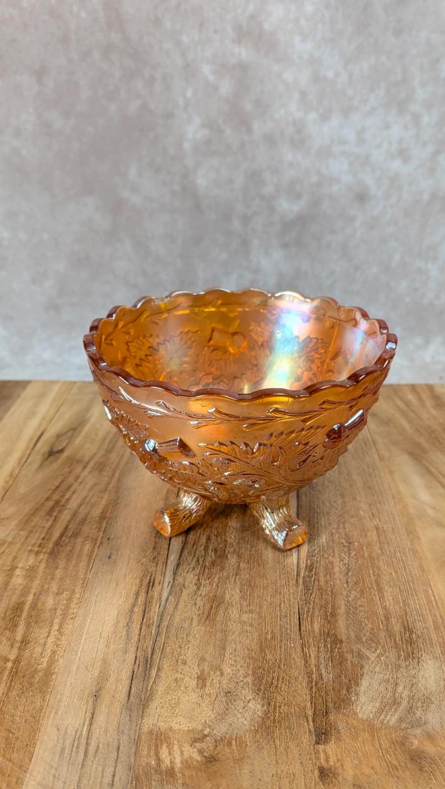 Coupe sur pied en verre pressé irisé – motif feuillage