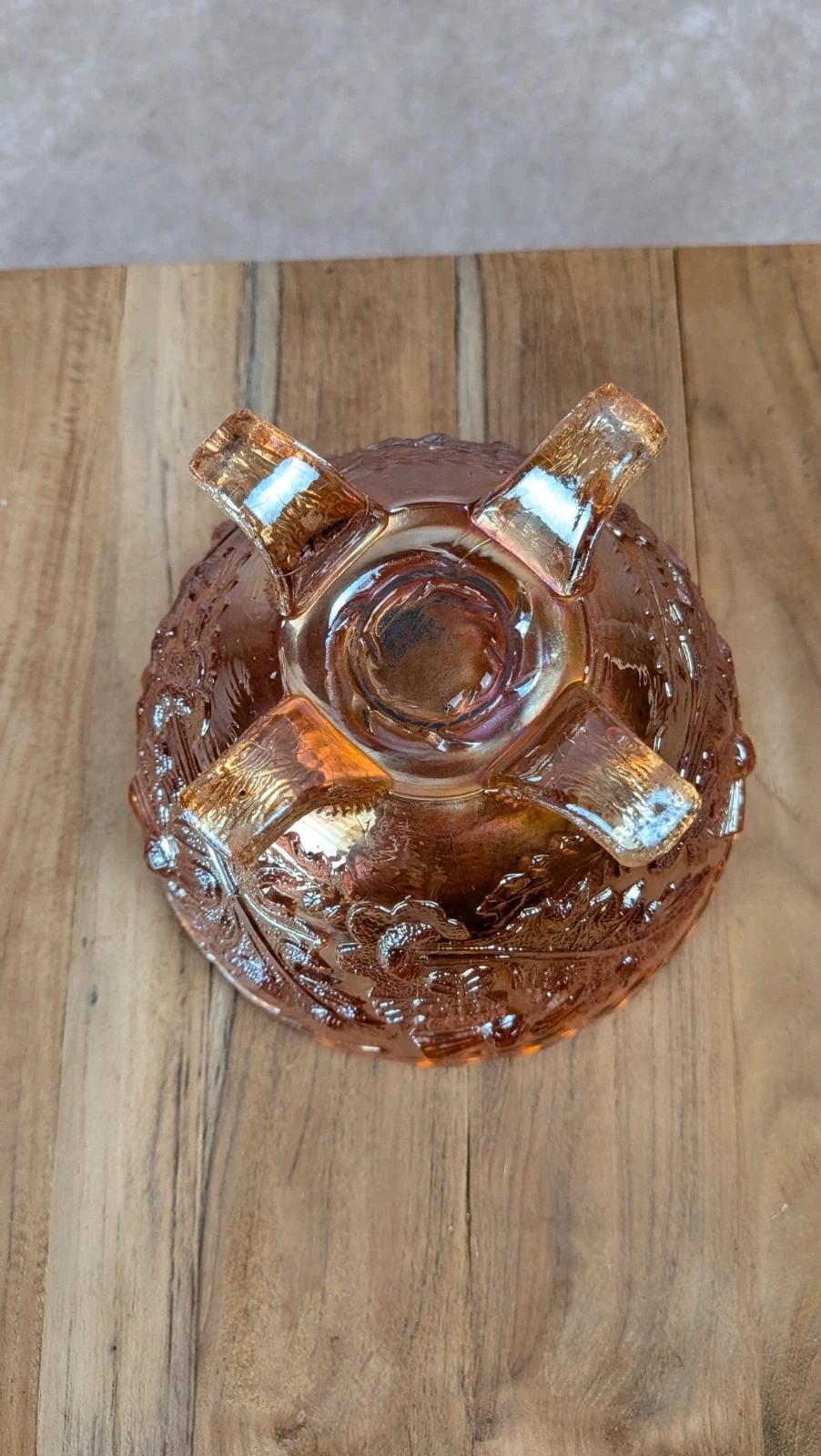 Coupe sur pied en verre pressé irisé – motif feuillage