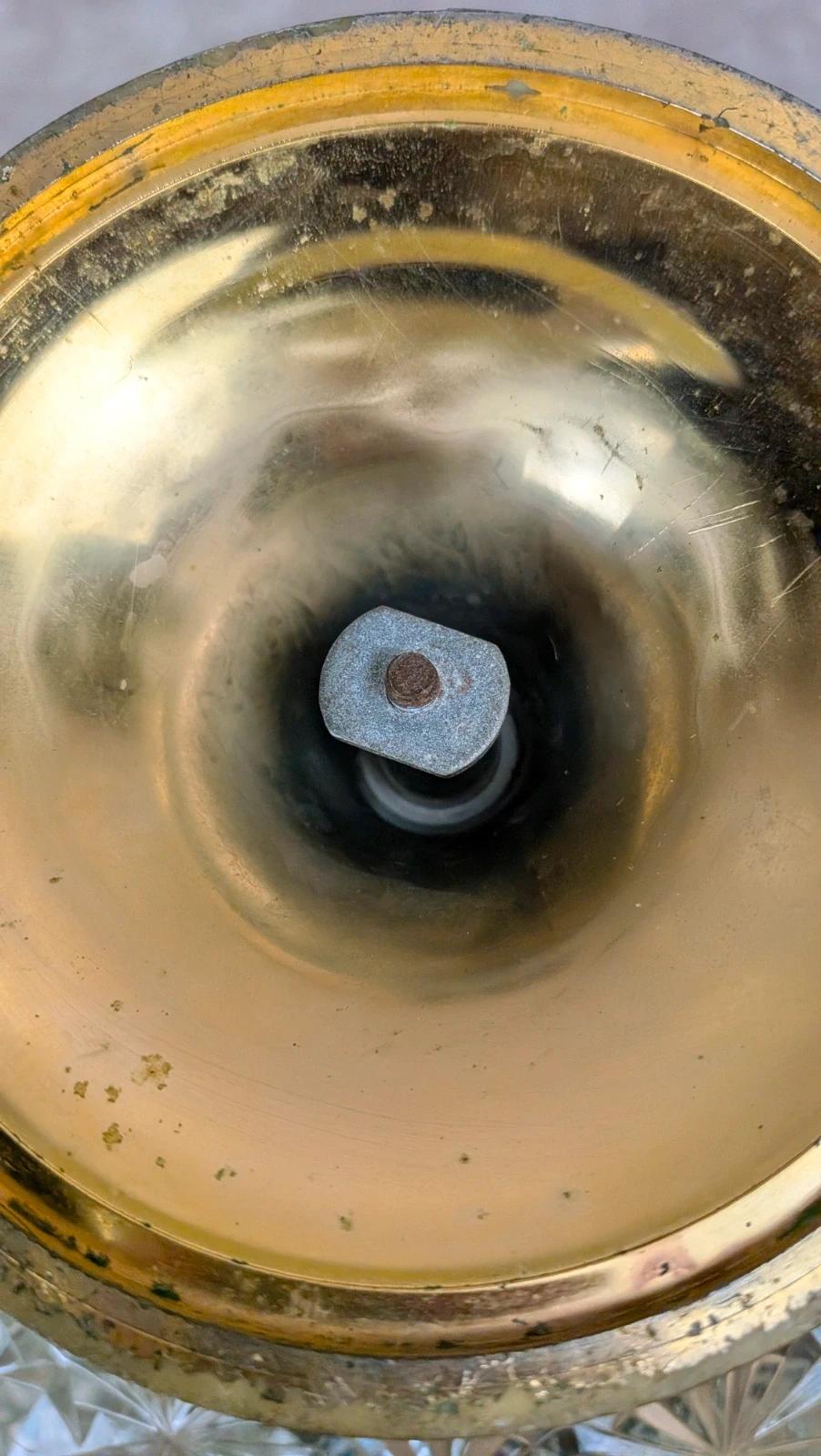 Coupe vintage sur pied en laiton