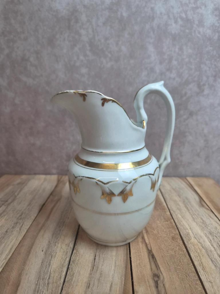 Petit pichet / pot à lait en porcelaine de Paris Xixe – décor doré