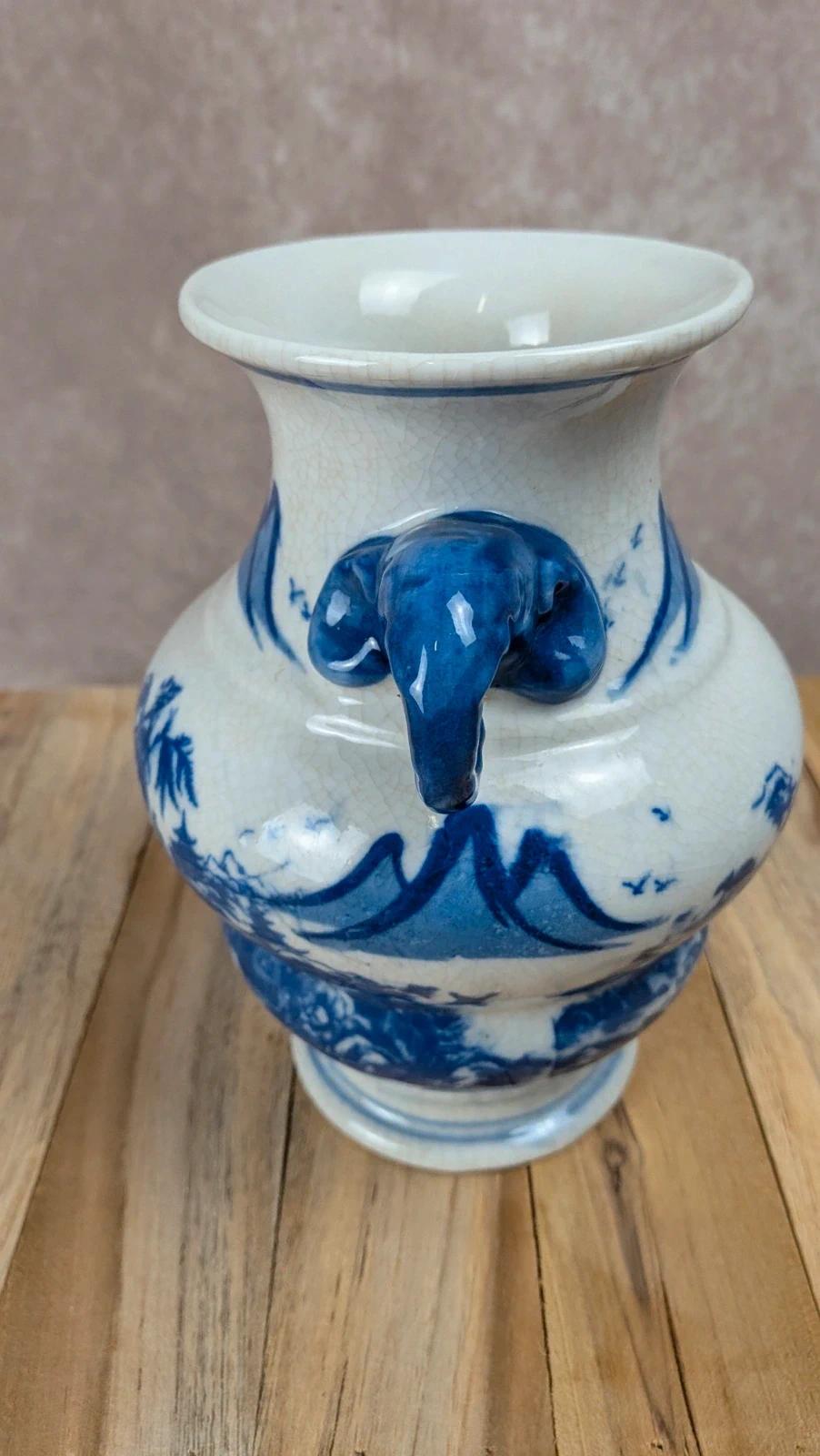 Vase chinois bleu et blanc anses sculptées décor paysage
