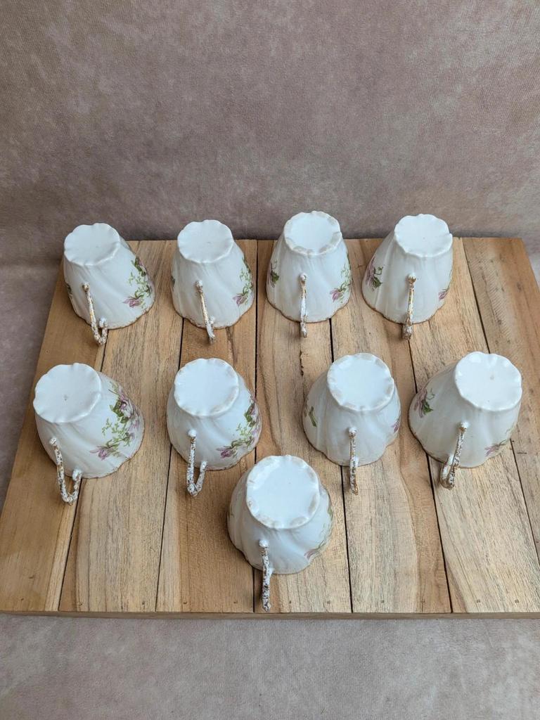 Service à thé ou café ancien en porcelaine fleurie – 19 pièces dorées