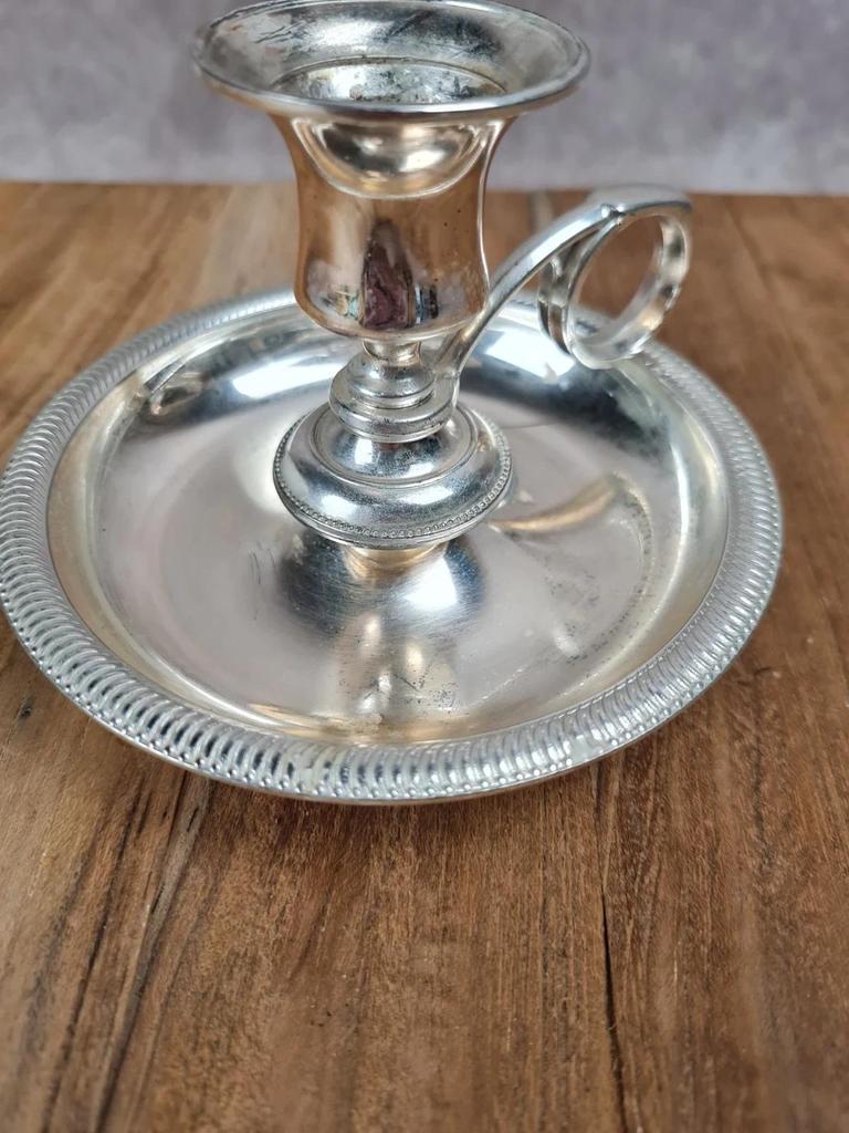 Bougeoir ancien en métal argenté avec sous-coupe