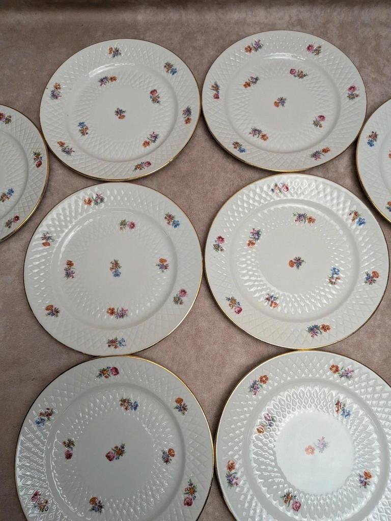 Lot de 10 petites assiettes en porcelaine fleurie et dorée vintage