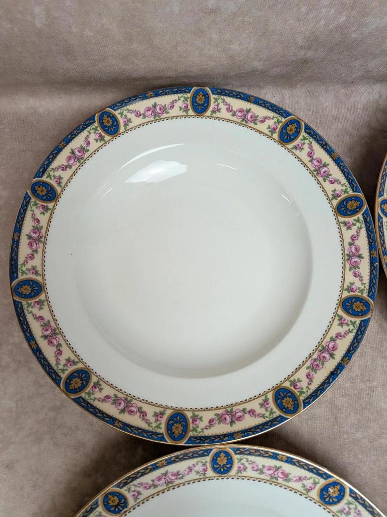 Lot 6 assiettes creuses porcelaine de Limoges décor floral bleu et rose