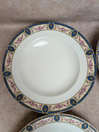 Lot 6 assiettes creuses porcelaine de Limoges décor floral bleu et rose