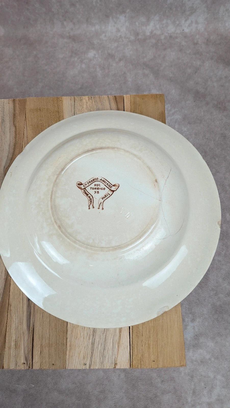 Lot de 2 assiettes creuses en terre de fer – Cie Franco-anglaise, Rue Turbigo 78 Paris 🤎