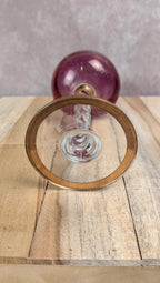 Verre ancien rose fuchsia gravé – pied torsadé