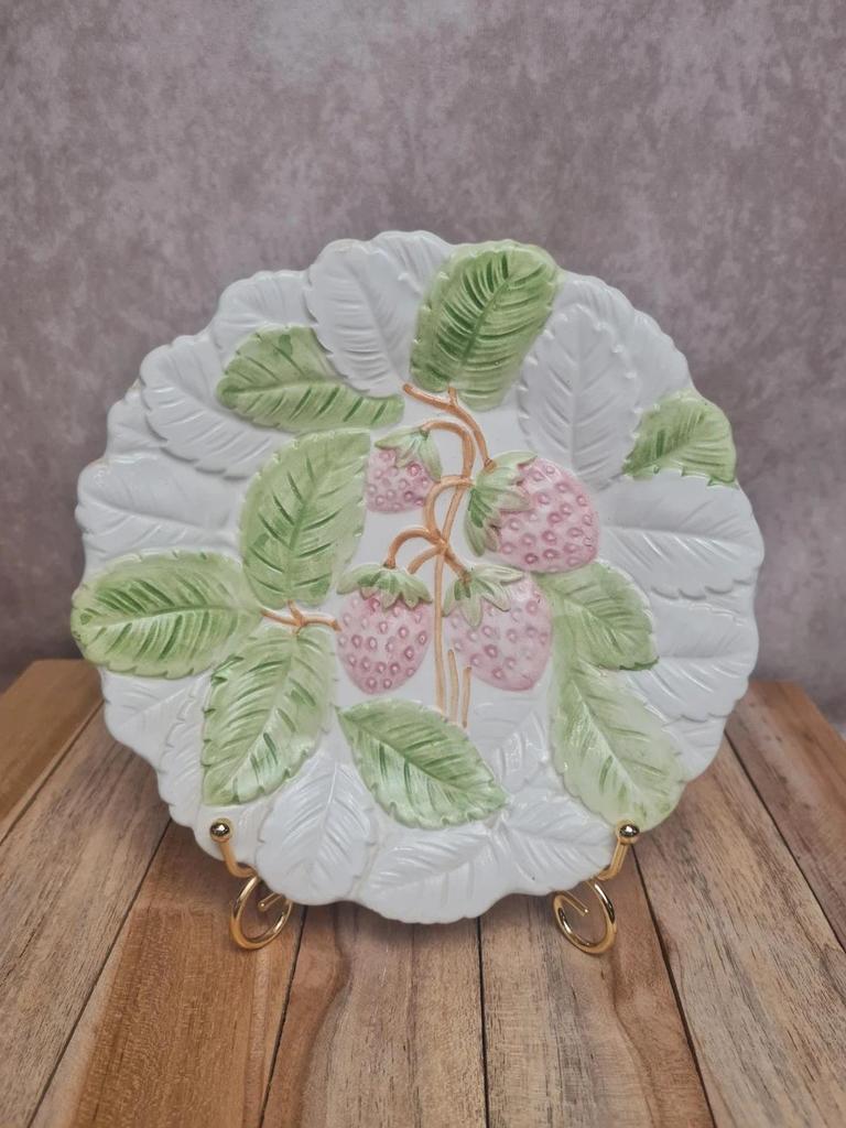 Assiette barbotine fraises relief – Made in Italy – décor champêtre 🍓