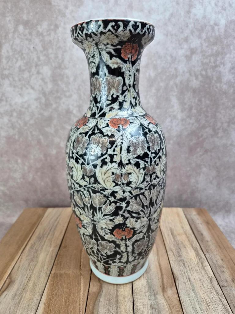 Vase chinois en porcelaine – Décor floral Famille Noire – Fond noir – 31,5 cm