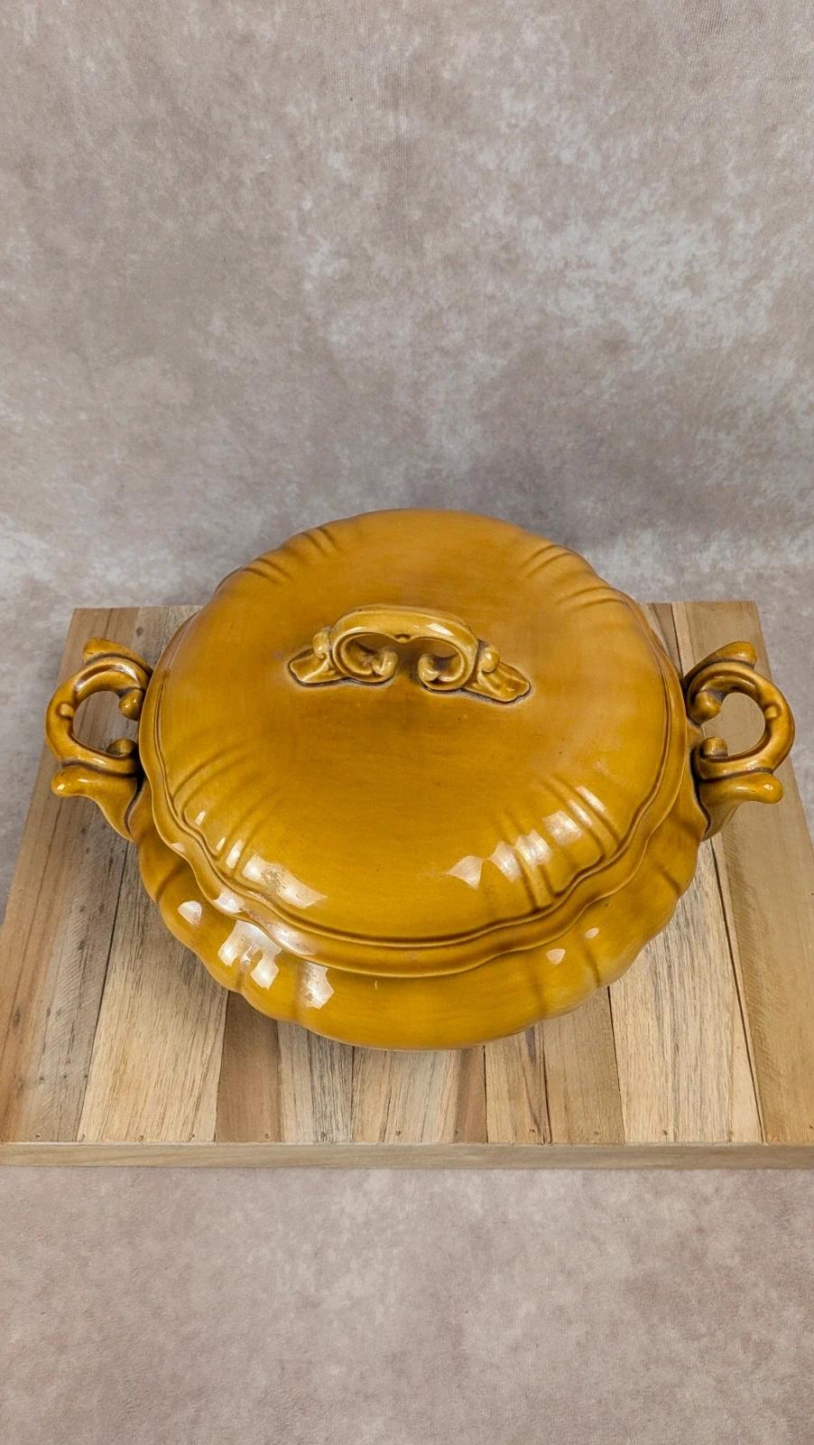 Soupière vintage en céramique émaillée jaune moutarde avec couvercle