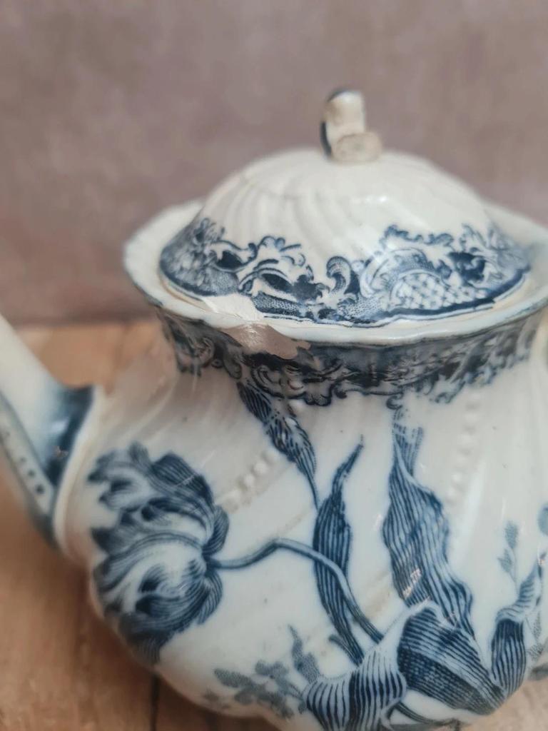 Théière ancienne Sarreguemines Fontanges bleu – décor floral terre de fer