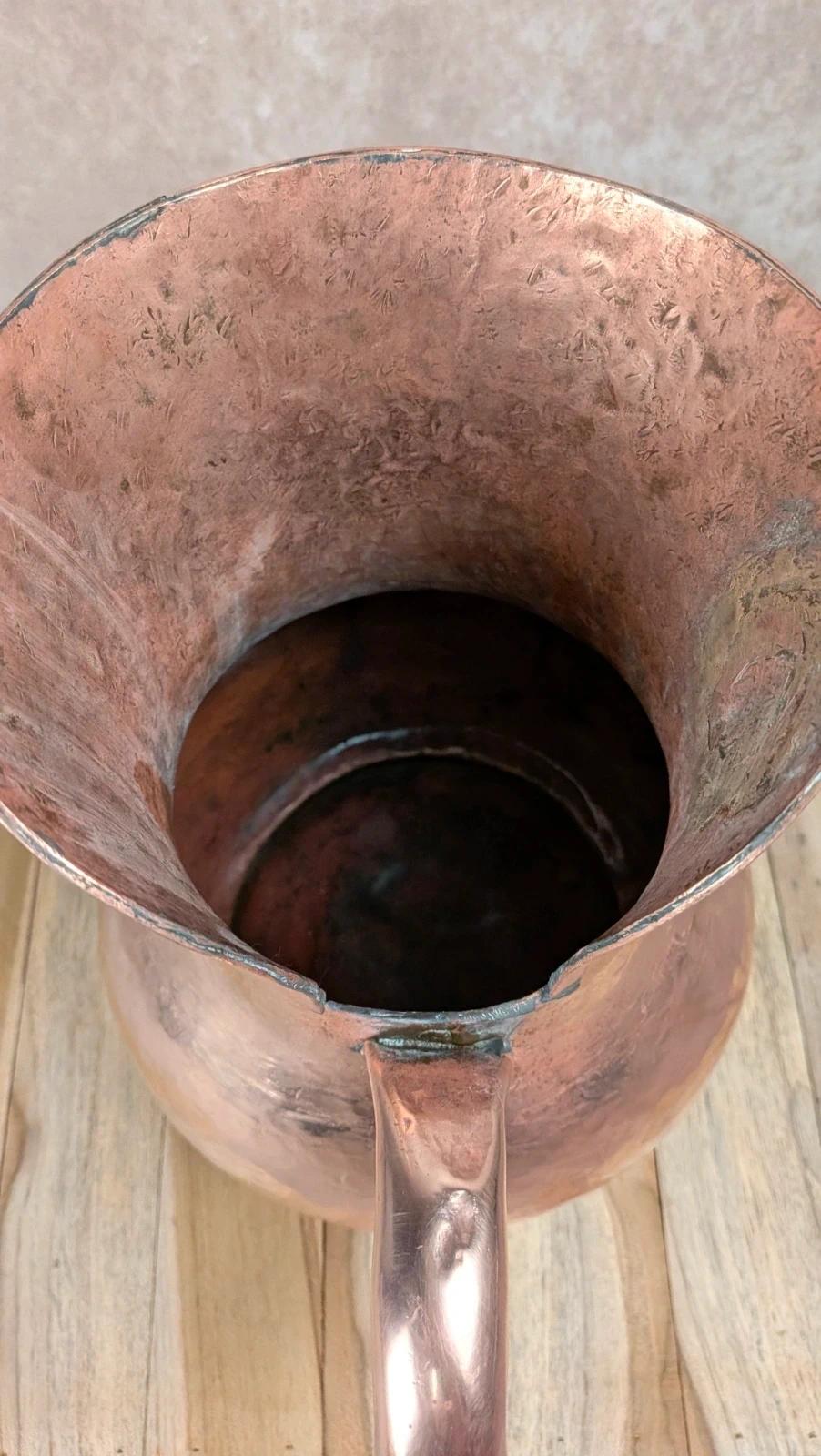Pichet broc ancien en cuivre martelé