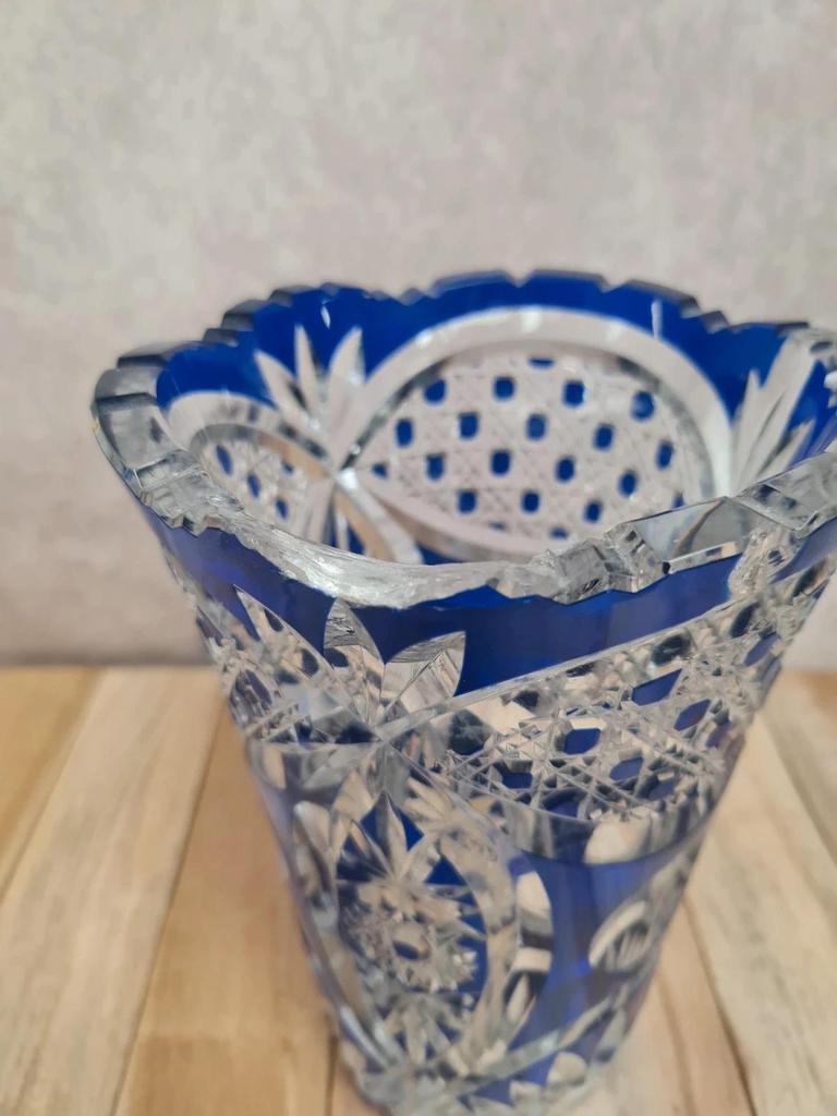 Vase en cristal de Bohème bleu taillé – décor riche – pièce vintage